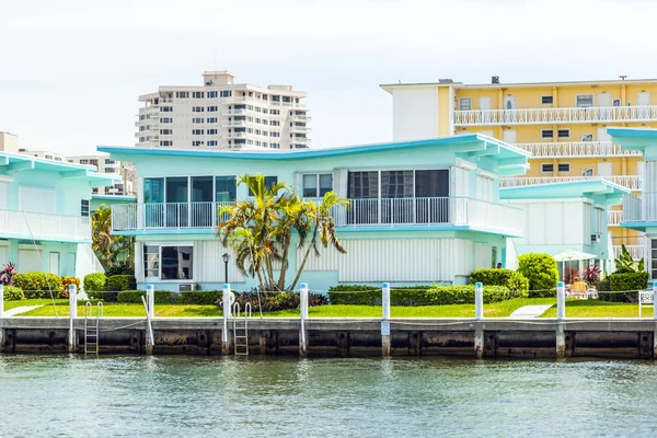 View to beautiful houses from the canal in Fort Lauderdale — Stock Photo, Image