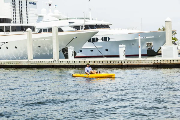 Insanlar fort Lauderdale Motorlu tekne — Stok fotoğraf