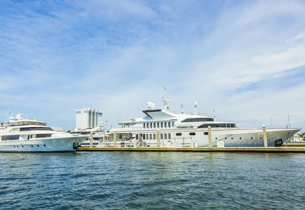 Båtar vid waterfront sida i fort lauderdale — Stockfoto