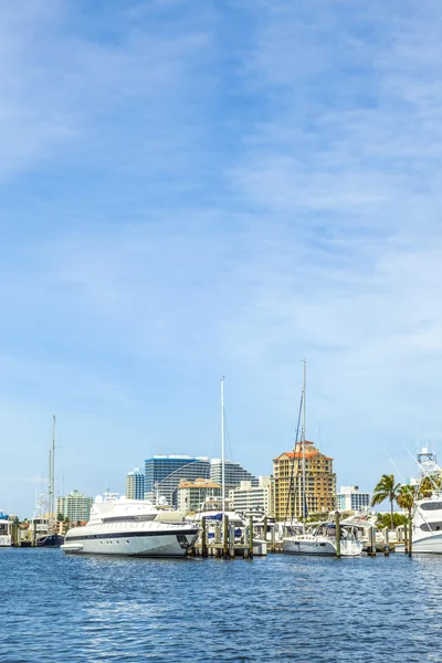 Lodě na straně nábřeží v fort lauderdale — Stock fotografie