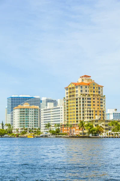 Horizonte de Fort Lauderdale desde el canal —  Fotos de Stock