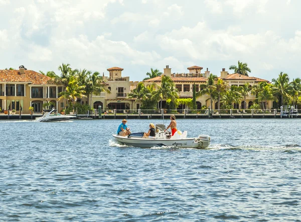 Personas en barco a motor en Fort Lauderdale —  Fotos de Stock