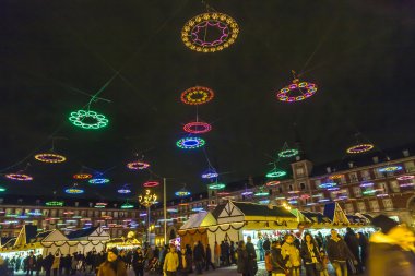 Işıklı Noel Pazar Madrid dükkanında insanlar