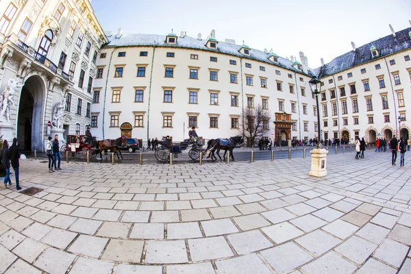 Les gens visitent le Hofburh intérieur à Vienne — Photo