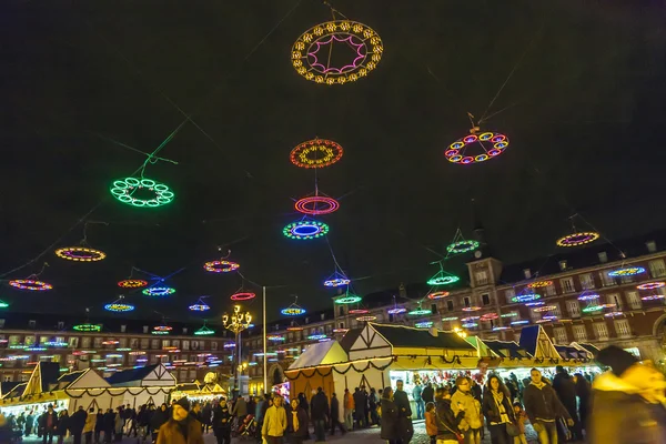 Tienda de personas en el mercado iluminado de Navidad en Madrid — Foto de Stock