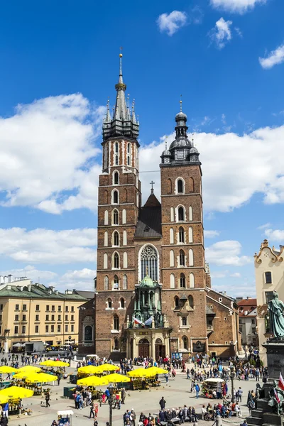 Krakow şehrinde Pazar Meydanı'nda turistler — Stok fotoğraf