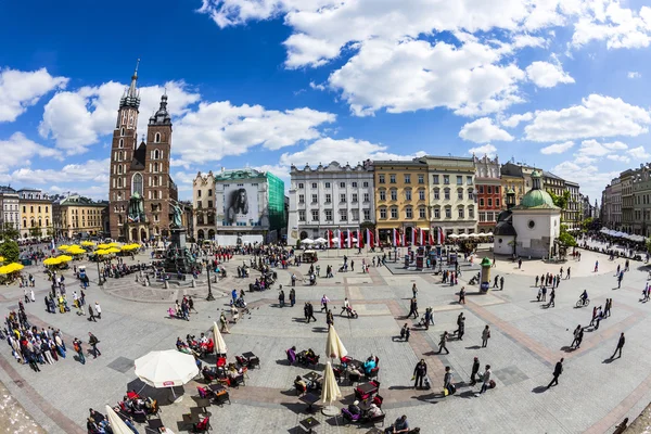 Krakow şehrinde Pazar Meydanı'nda turistler — Stok fotoğraf