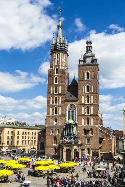 Turisté na náměstí s trhem v Krakově — Stock fotografie