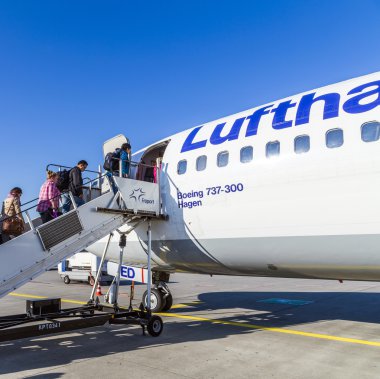 insanlar lufthansa uçağı kurulu 