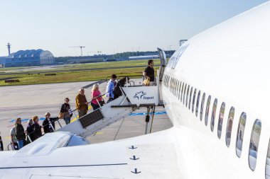 insanlar lufthansa uçağı kurulu 