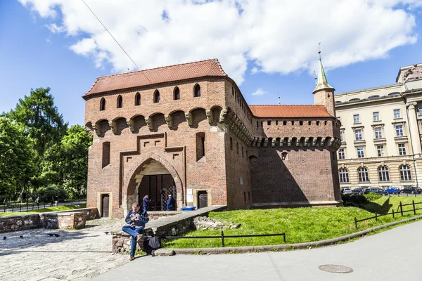 Cracovia barbican - fortificación medieval en las murallas de la ciudad, Polonia —  Fotos de Stock