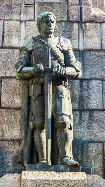 Figura de um cavaleiro derrotado no monumento dedicado ao morcego — Fotografia de Stock