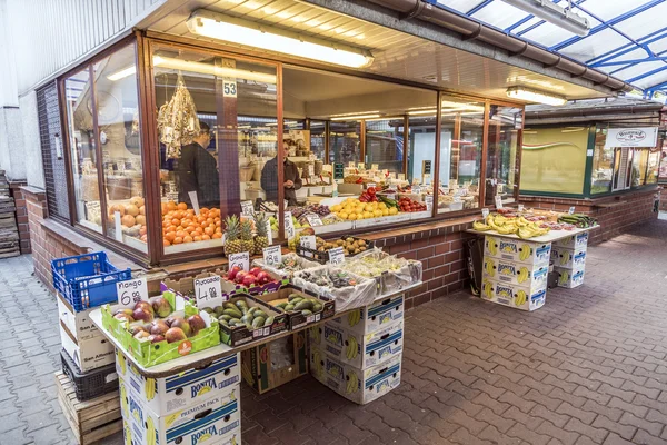 La gente vende sus productos en el mercado Stary Kleparz en Cracovia, P —  Fotos de Stock