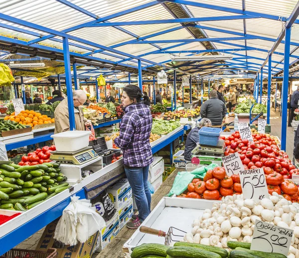 Persone vendono le loro merci al mercato Stary Kleparz a Cracovia, P — Foto Stock