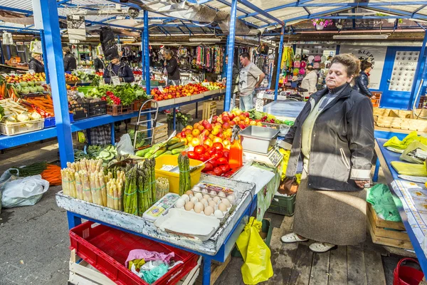 Ludzie sprzedają swoje towary na rynek stary kleparz w Krakowie, p — Zdjęcie stockowe