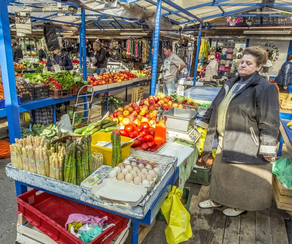 People sell their goods at the market Stary Kleparz in Krakow, P — Stock Photo, Image