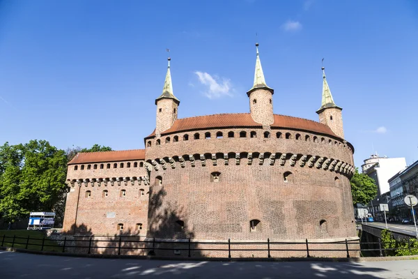 Cracovia barbican - fortificación medieval en las murallas de la ciudad, Polonia —  Fotos de Stock