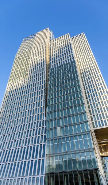 Fasáda hotelu a kancelář jumeirah tower ve Frankfurtu — Stock fotografie
