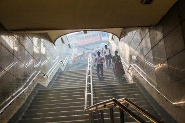 insanlar sabah erken eski Delhi'de metro istasyonu'na girin