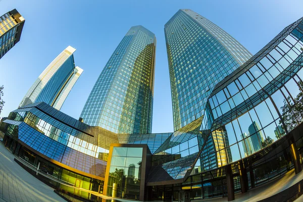 Skyline mit den 155 Meter hohen Zwillingstürmen der Deutschen Bank i und — Stockfoto