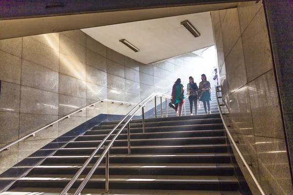 As pessoas entram na estação de metro em delhi velho manhã cedo — Fotografia de Stock