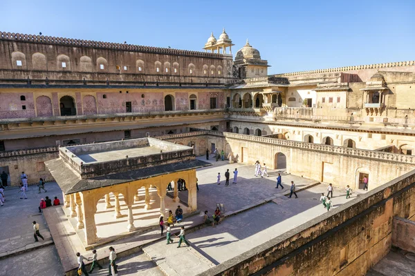 Tourists visit Amber Fort — Stock Photo, Image