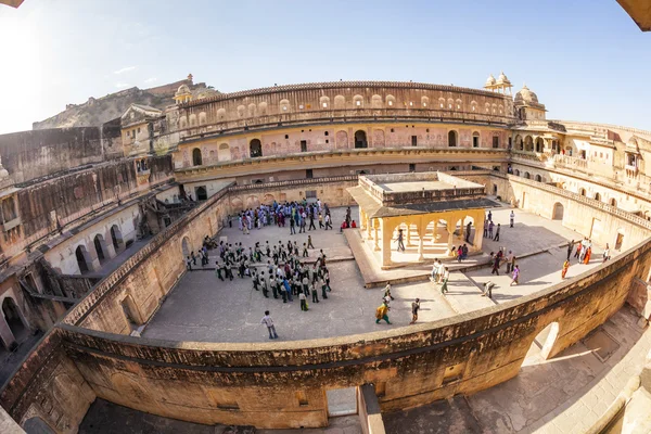 Turisté navštěvují amber fort — Stock fotografie