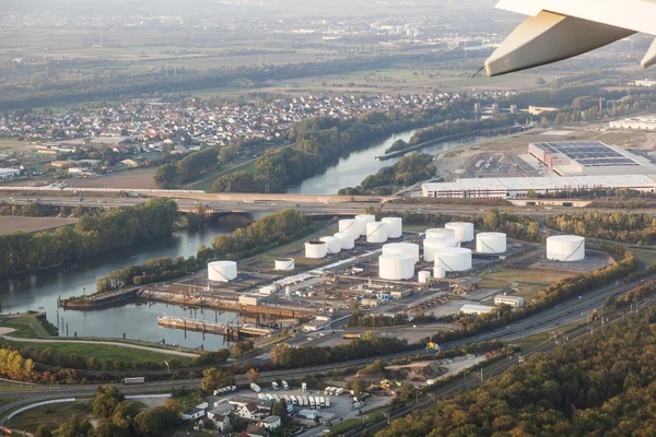 Zbliża się lotnisko we Frankfurcie z widokiem na stację oleju — Zdjęcie stockowe
