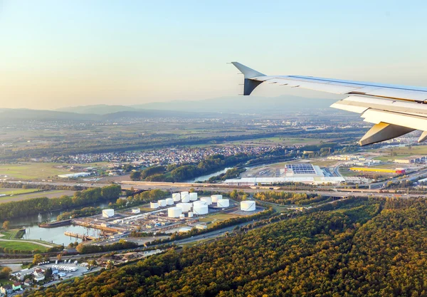 Approaching Frankfurt airport with view to the oil station — Stock Photo, Image