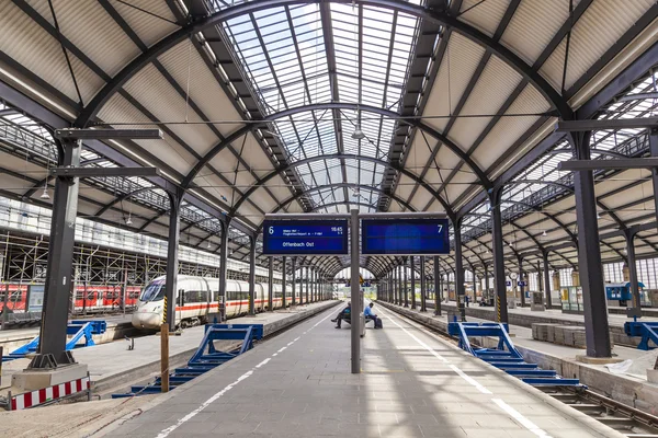 People wait at iron classicistic train station in Wiesbaden — Stock Photo, Image