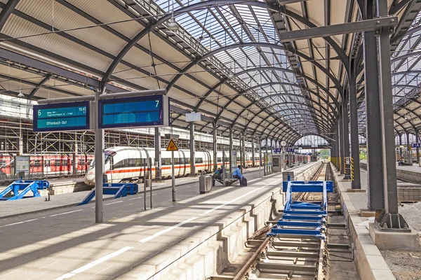 People wait at iron classicistic train station in Wiesbaden — Stock Photo, Image