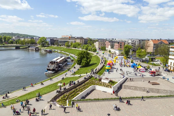 Människor njuta av underhållning vid floden vstula — Stockfoto