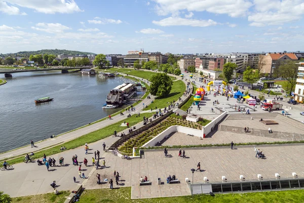 People enjoy entertainment at the vstula River — Stock Photo, Image