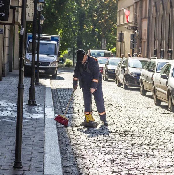 Homme nettoie la rue le matin — Photo