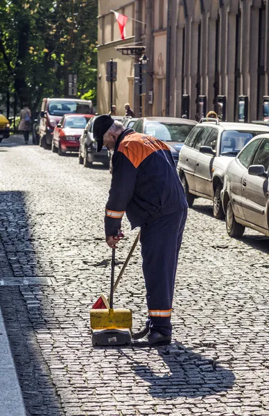 Мужчина убирает улицу по утрам — стоковое фото