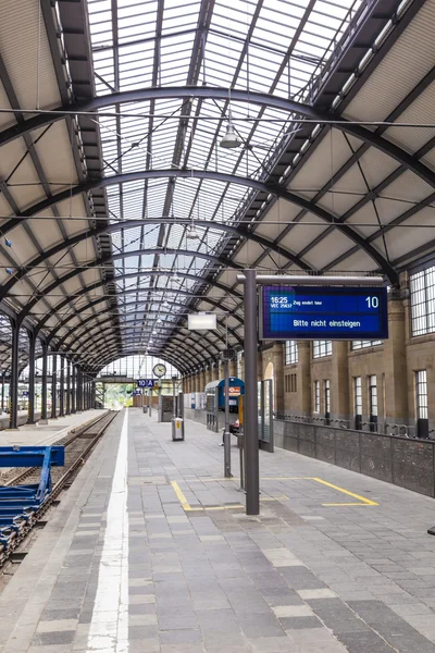 Gare ferroviaire classique de fer à Wiesbaden — Photo