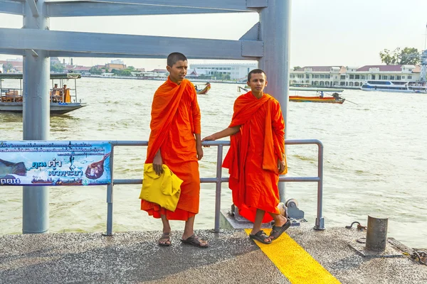 两名十几岁的僧人等待渡轮在曼谷 — 图库照片