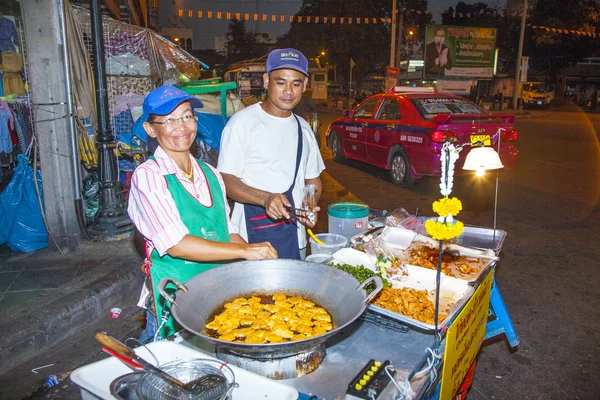 Chef-kok kookt voedsel bij een restaurant straatzijde — Stockfoto
