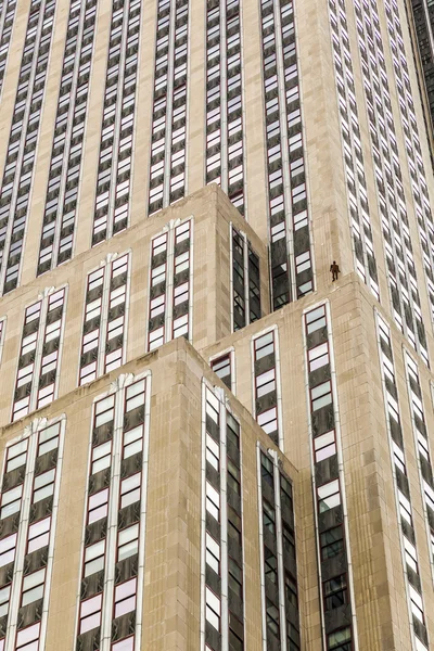 Facciata del Grattacielo con statua dell'uomo — Foto Stock