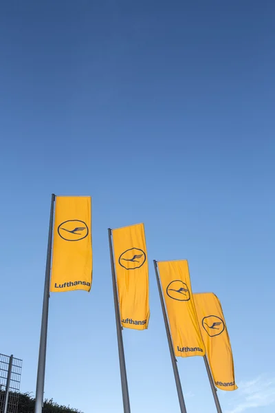 Lufthansa simgesi olan Lufthansa bayrağı — Stok fotoğraf