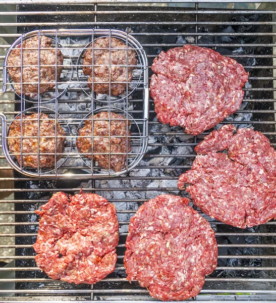 Hamburger alla griglia all'aperto — Foto Stock