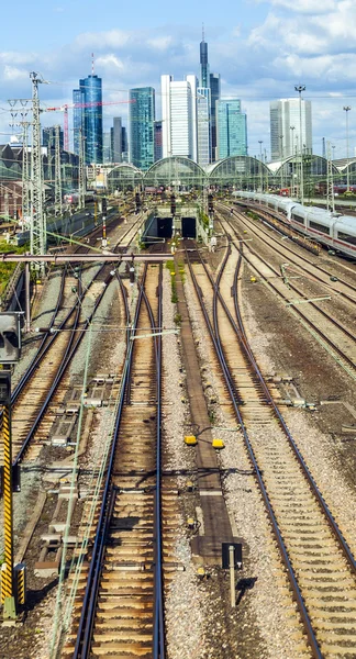 Hauptbahnhof en Frankfurt con skyline —  Fotos de Stock