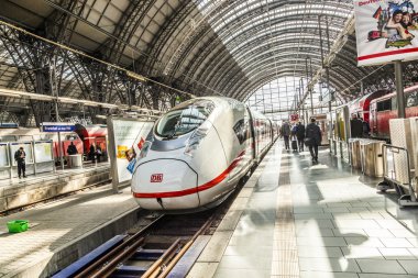 frankfurt tren istasyonunda tren insanlar acele