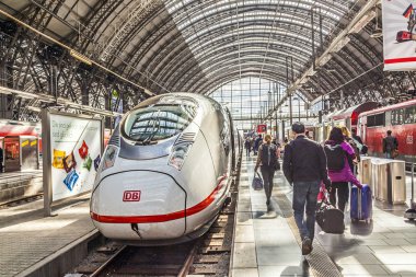 frankfurt tren istasyonunda tren insanlar acele