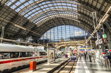 frankfurt tren istasyonunda tren insanlar acele