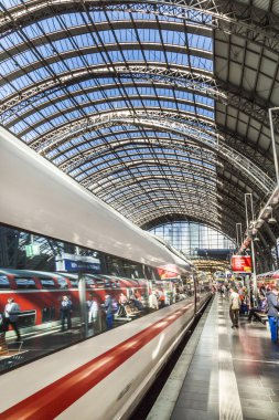 frankfurt tren istasyonunda tren insanlar acele