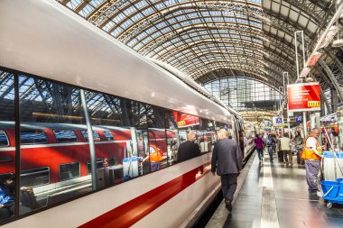 frankfurt tren istasyonunda tren insanlar acele