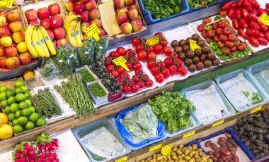 insanlar kleinmarkthalle alışveriş keyfini çıkarın.