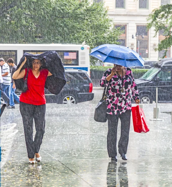 Heves esőzések a nők — Stock Fotó