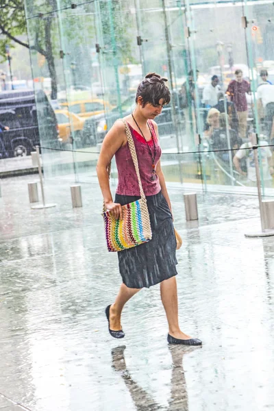 Mulheres em chuva forte — Fotografia de Stock